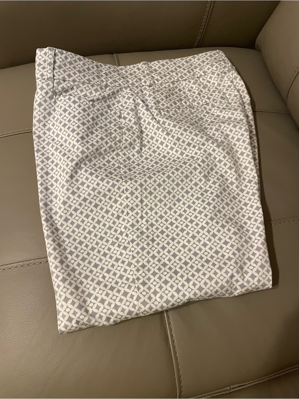 Gloria Vanderbilt White & Light Gray Patterned Capris- like new!